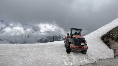 Rize'de yüksek rakımlı yayla yollarında kar temizleme çalışmaları sürüyor