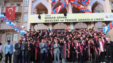Niğde'de lise öğrencileri kep attı