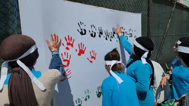 Amasya'da lise öğrencileri boyalı elleriyle Filistin bayrağı oluşturarak İsrail'e tepki gösterdi