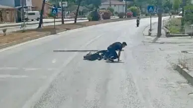 Elektrikli bisikletle 5 metrelik boruyu taşırken yola düştü