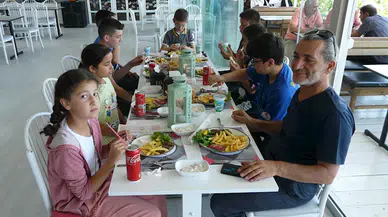 Gerze'de servis sürücüsü Ersoy'dan yıl sonu dolayısıyla öğrencilere yemek ikramı