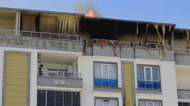 Gercüş'te çatı katında çıkan yangın panik yarattı; 20 kişi dumandan etkilendi