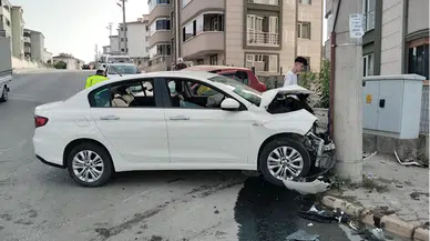 Karabük'te iki otomobilin çarpışması sonucu 5 kişi yaralandı