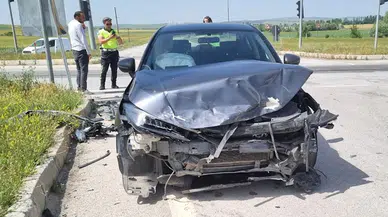 Çorum'da 2 otomobilin çarpışması sonucu 3 kişi yaralandı