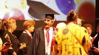 Minibüsüyle öğrenci taşıdığı üniversiteden 66 yaşında mezun oldu: Çok özeniyordum