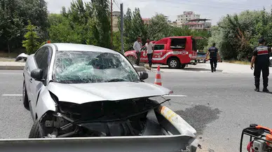 Malatya'da otomobil bariyerlere çarptı: 3 yaralı