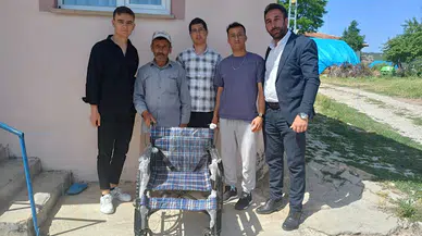 1 yılda 180 bin mavi kapak toplayıp bir engelliye tekerlekli sandalye hediye ettiler