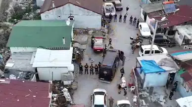 Bursa'da, özel harekat ve çevik kuvvet polislerinin de katıldığı narkotik operasyonu dronla görüntülendi