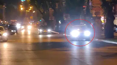 Yürüyüş nedeniyle kapanan yolda, otomobiliyle geri giderek trafiği tehlikeye attı 