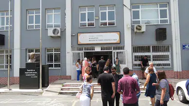 İstanbul - Ümraniye'de öğretmene yumruklu saldırıya okul önünde protesto 