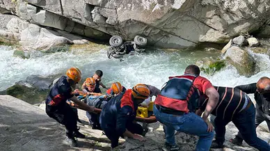 Rize'de aracıyla dereye düşen sürücü yaralandı