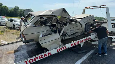 Kaza yerine gelen baba, otomobildeki hasarı görünce sürücü oğlu için endişelendi