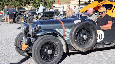 Pekin-Paris Otomobil Rallisi'ne katılan ekipler, klasik araçları ile Erzurum'a geldi 