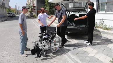 Samsun'da mavi kapak toplayan yüksekokul öğrencileri bir engelliye tekerlekli sandalye aldı