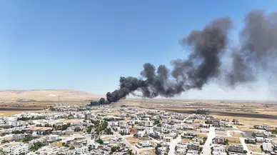 Mardin'de fabrikaya sıçrayan anız yangını, itfaiye araçları ve TOMA'larla söndürüldü