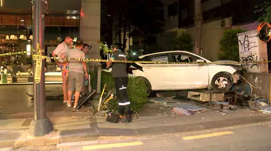 İstanbul- Kadıköy'de otomobil binanın doğal gaz kutusuna çarptı; apartman sakinleri tepki gösterdi