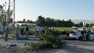 Erzurum'da otomobil, kamyonete çarptı; 12 yaralı