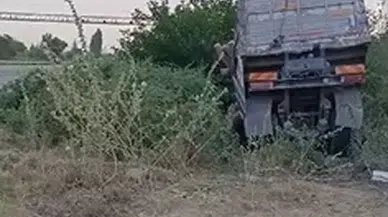 Şarampole devrilen tomruk yüklü kamyonun şoförü yaralandı