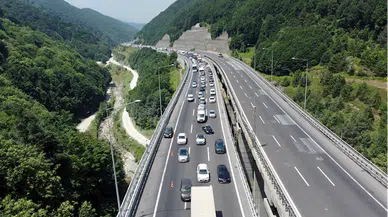 Bayram tatiline erken çıkanlar otoyolun Bolu Dağı kesiminde akıcı yoğunluk oluşturuyor