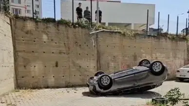 Edirne'de site bahçesine düşen otomobilde anne ile oğlu yaralandı