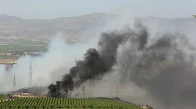 Alaşehir'de eski çöp depolama alanında yangın; bağ evi ve otomobil yandı