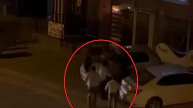 Sokak ortasındaki tekme ve yumruklu kavga kamerada