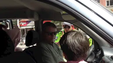 Polisten çocuğa uyarı: Çocuklar ön koltukta oturamaz ceza yazarsak çikolata paran gider