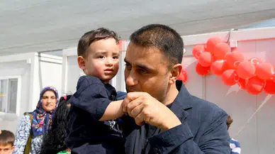 Başkan Kozay konteyner kentte çocuklarla bayramlaştı