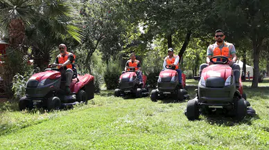 Bornova'nın parkları için 4 yeni nesil çim biçme traktörü