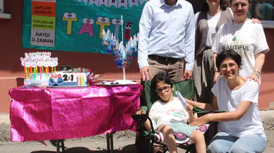 Serebral palsi hastası Asrın'a evinin önünde karne töreni