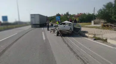 TIR, otomobil ile hafif ticari araçla çarptı: 5 yaralı