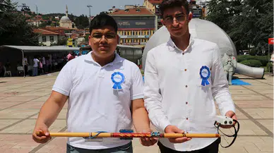 Okullarındaki görme engelli çalışana yardımcı olmak için "akıllı baston" geliştirdiler