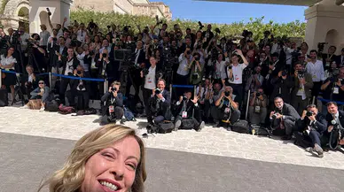 İtalya Başbakanı Meloni’nin Biden’ı beklerken sıkıldığı anlar