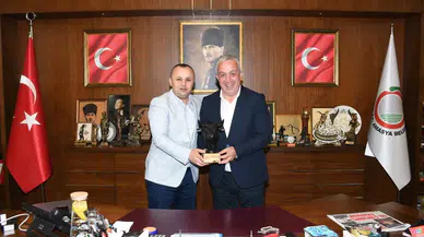 Artvin Belediye Başkanı, Amasya Belediye Başkanını Ziyaret Etti: Kafkasör Festivali Daveti ve Hediye Sunumu