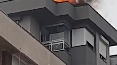 İstanbul- Kadıköy'de 13 katlı binanın çatısında yangın çıktı