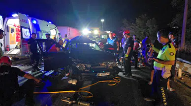 Emniyet şeridinde duran otomobile başka araç çarptı: 1'i ağır 5 yaralı