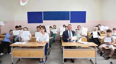 Sultangazi Belediye Başkanı Abdurrahman Dursun öğrencilerin karne heyecanına ortak oldu  