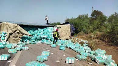 Tarsus'ta çocuk bezi yüklü TIR devrildi 