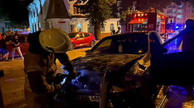 Park halindeyken kendi kendine çalışıp hareket eden otomobil, yol kenarındaki demir dubaya çarpıp alev aldı