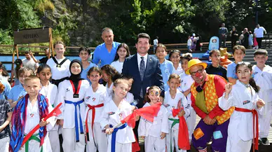 Of ve Çaykara'da öğrenciler karne sevinci yaşadı