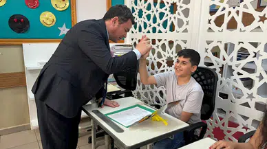 Osmangazi Belediye Başkanı Erkan Aydın, öğrencilerin karne heyecanına ortak oldu