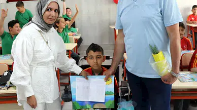 SMA'lı Salih Eren, akülü tekerlekli sandalye ile geldiği okulunda karnesini aldı