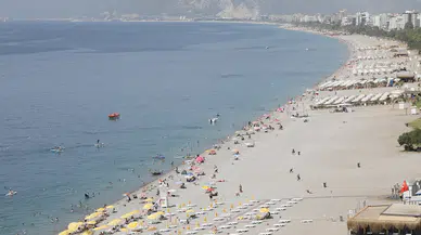 45 derece sıcaklık uyarısı yapılan Antalya'da sahiller doldu