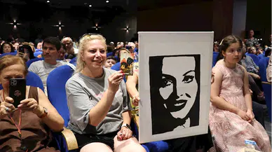 Samsun Kültür Yolu Festivali'nde sinemanın usta ismi Türkan Şoray sevenleriyle buluştu