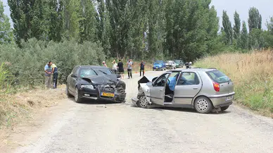 Manisa'da otomobiller çarpıştı; evli çift öldü, 2 yaralı
