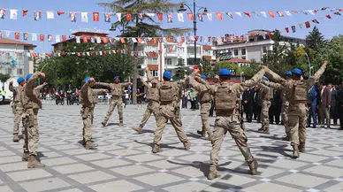 Jandarmalar harmandalı oynadı