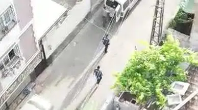 Çatıdan kaçmaya çalışan şüpheli dronla takip edilerek yakalandı
