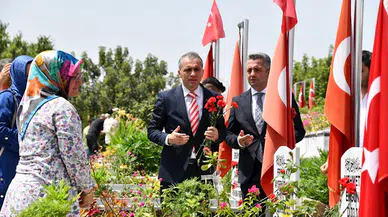 Kurban Bayramı arifesinde şehitlikler ve deprem mezarlıklarına ziyaret