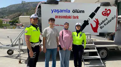 Polisten bayram yolcularına “simülasyon aracıyla” kemer uyarısı