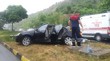 Otomobil refüjdeki beton direğe çarptı: Aynı aileden 4 yaralı